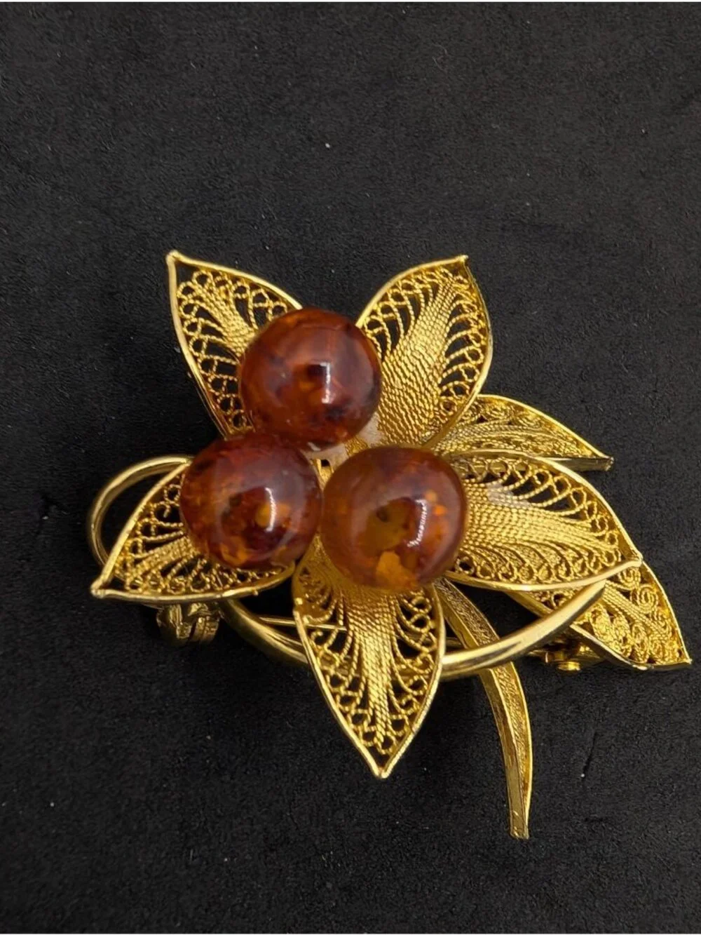 VTG Brooch Pendant Genuine Baltic Amber Berries Goldtone Filigree Leaf Natural